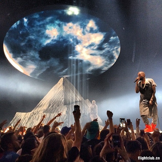 kanye 演唱会上脚 nike air yeezy 2 "red october"