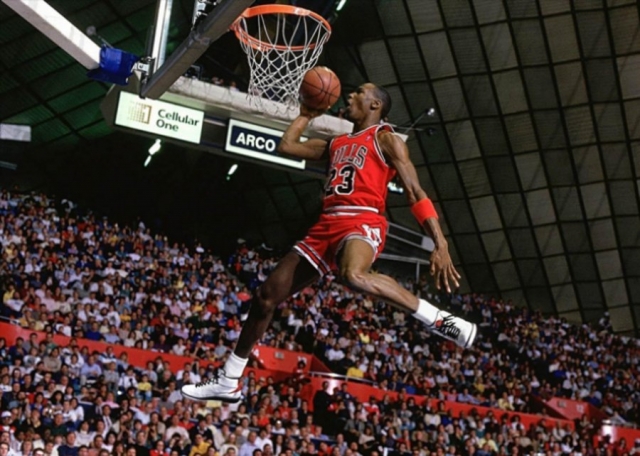 ▽ 1989年2月公牛迎战黄蜂,乔丹和史上最矮的nba球员博格斯在一起.