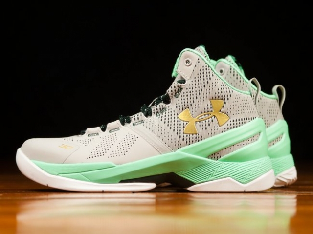 带来库里战靴全新复活节配色的清晰图赏,这双 under armour curry 2