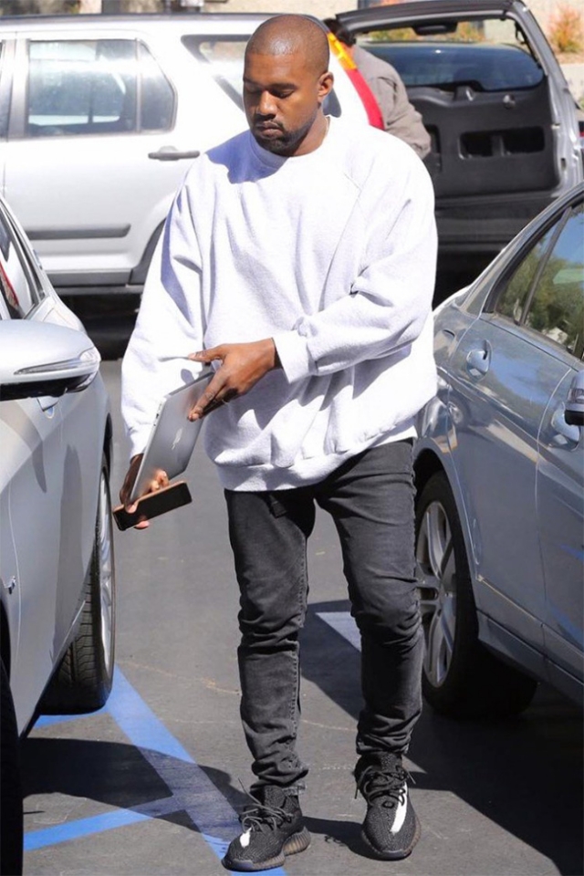 kanye west 上脚全新 yeezy 550 boost 黑白配色