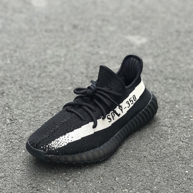 余文乐提前晒出 yeezy 350 boost v2 黑白配色!