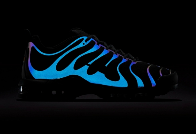 nike 将 air max plus 这一双搭载 tuned air 气垫的旗舰鞋款再次