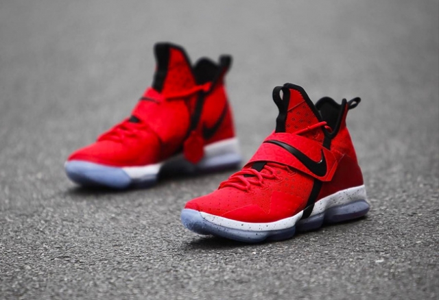 詹皇亲着版 LeBron 14 红黑配色即将发售 FLIG