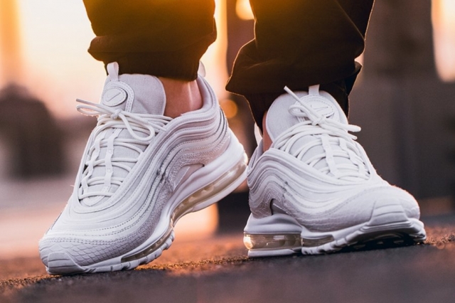 洁白无瑕!看看 air max 97 "white snakeskin" 上脚有多美