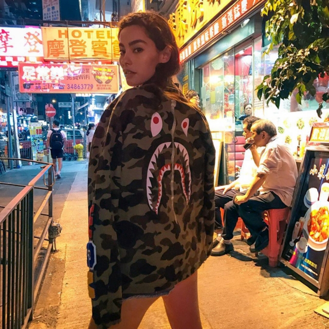 bape 在天后  rihanna 的街拍中出镜率也很高,迷彩元素的军事风单品