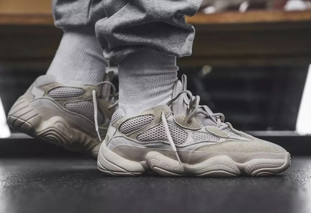 期待已久的 yeezy 500 鞋型将迎来首发配色的亮相