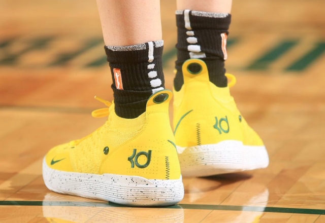 亮黄配色 Nike KD11 亮相球场!不过是 PE 专属配色…