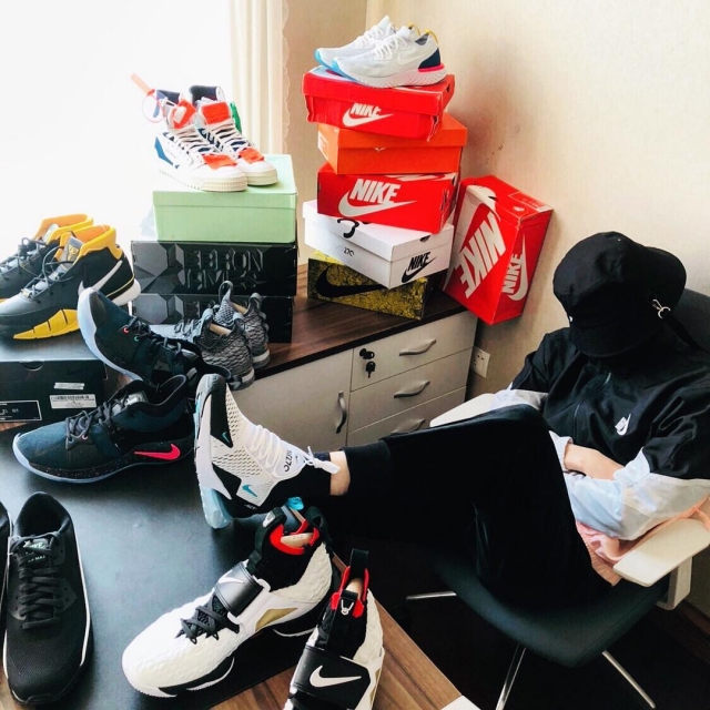 白敬亭参加鞋展疯狂换鞋还买了一双airmag