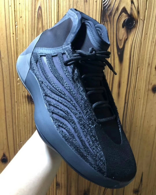 yeezy 篮球鞋「最新配色」曝光!细节竟有 yeezy 700 的影子!