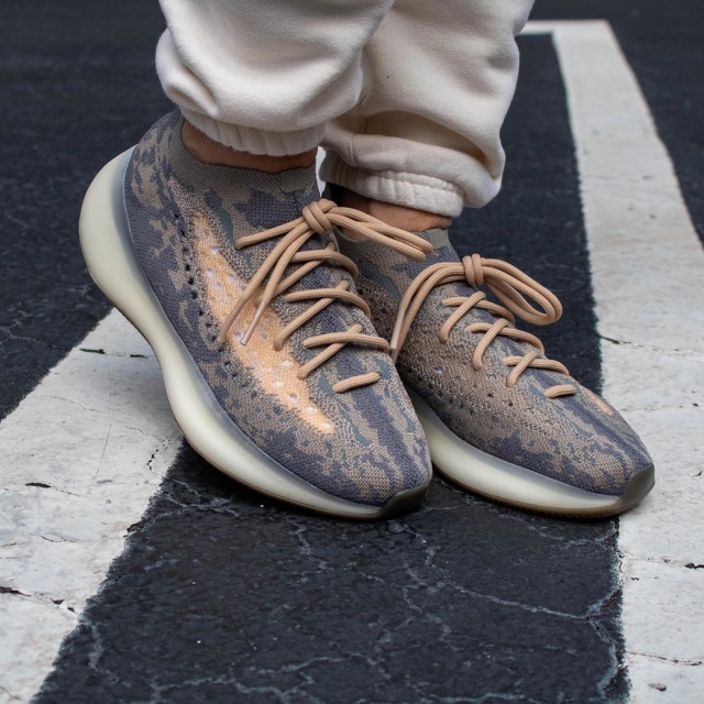yeezy 380 整体设计风格延续了 yeezy 350 系列编织鞋面和果冻外底