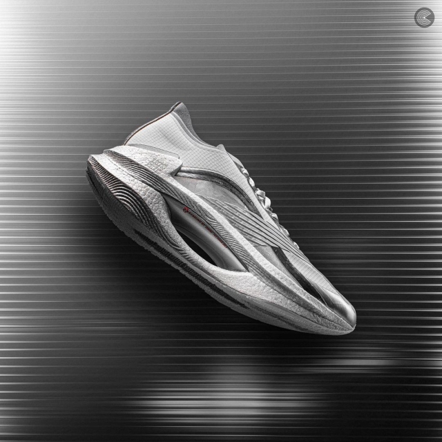 超科幻金属钛装扮李宁绝影跑鞋新配色刚刚发售