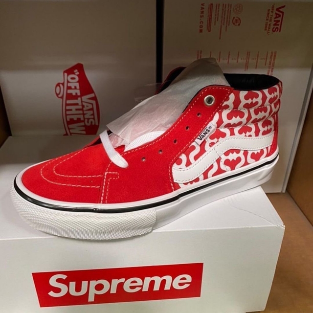 两双鞋都以 supreme 最经典的白红配色为主调,通过特殊演绎将