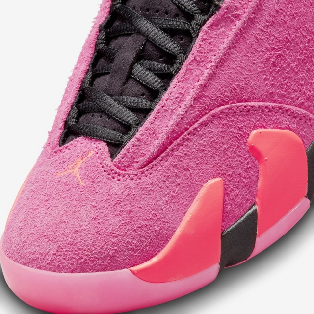 中底粉色碳板的应用,进一步呼应鞋款主题配色.