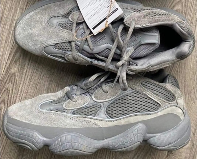 而此前传闻四月回归的 yeezy 350 初代,目前依旧没有确切消息,能否在