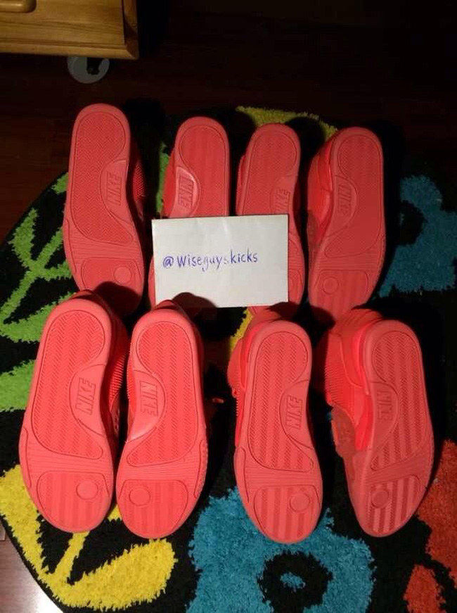 Nike Air Yeezy 2 Red October 鞋底夜光效果展示