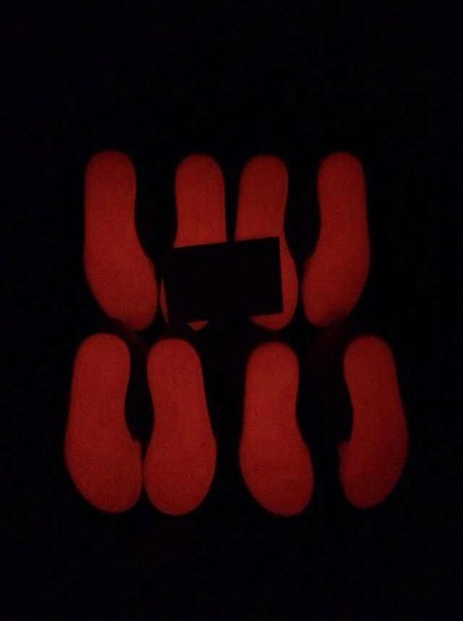 Nike Air Yeezy 2 Red October 鞋底夜光效果展示