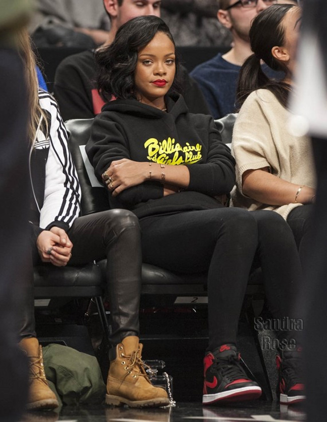Rihanna,蕾哈娜,AJ1黑红,明星球鞋上脚,AJ1黑红  Rihanna 蕾哈娜上脚黑红 Air Jordan 1 ＂Bred＂更多图片
