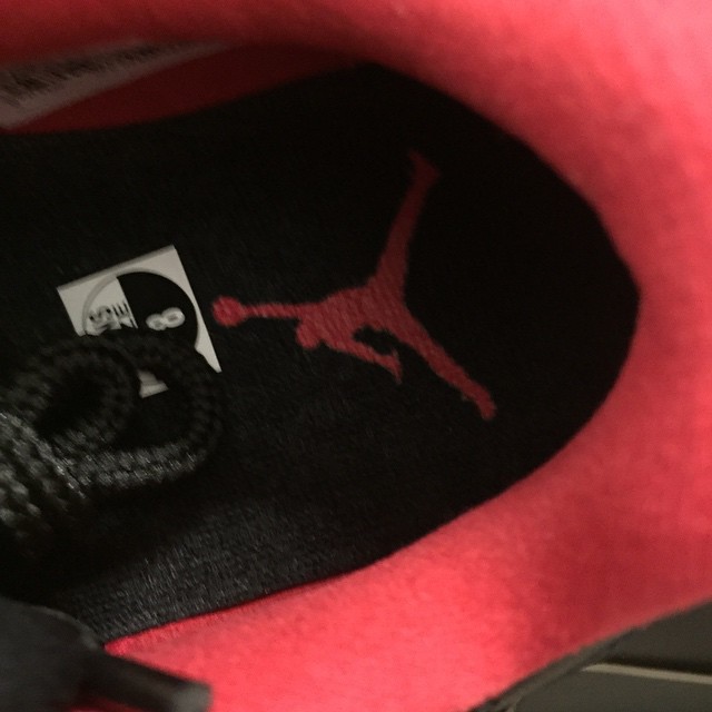 Air Jordan 11 Low "Bred"