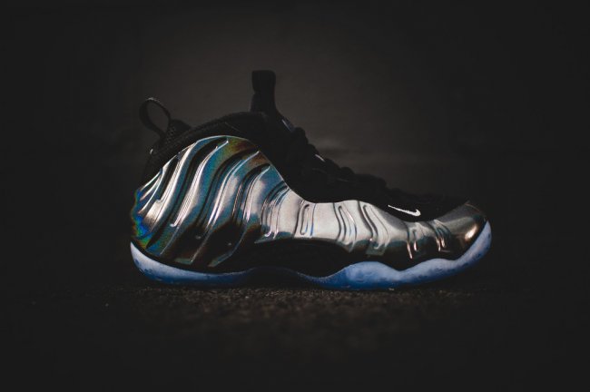 314996-900,Foamposite One,Foam 314996-900全息喷 钢铁感再现，Nike Air Foamposite One “Hologram” 近赏