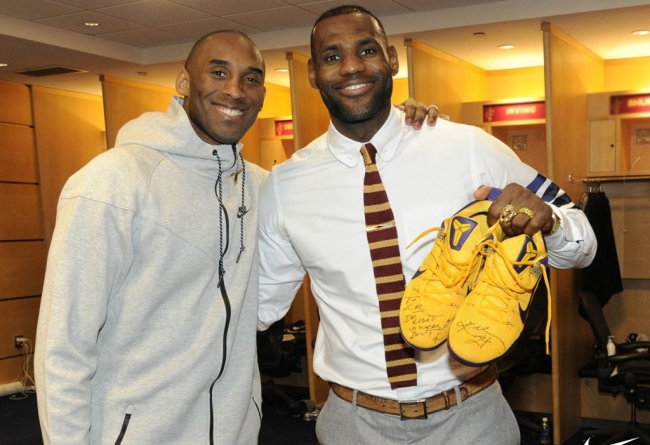 科比11代,Kobe 11  永别克利夫兰，科比赛后赠送詹姆斯签名球鞋