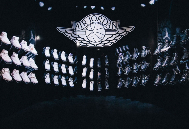 AJ3,AJ8  科比的全黑 Air Jordan 系列拍卖以 24 万美元成交