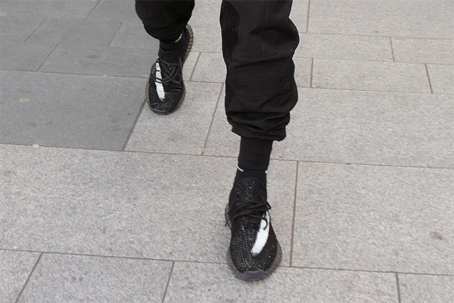 yeezy 350 boos  黑鞋白条成最爱,侃爷亲着 yeezy 550 boost 黑白