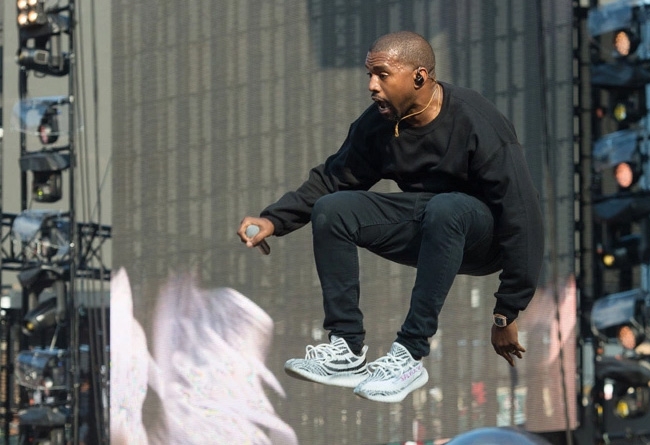 adidas,Yeezy Boost,Kanye West  入手椰子新模式！卡戴珊亲自送出多双“白斑马”