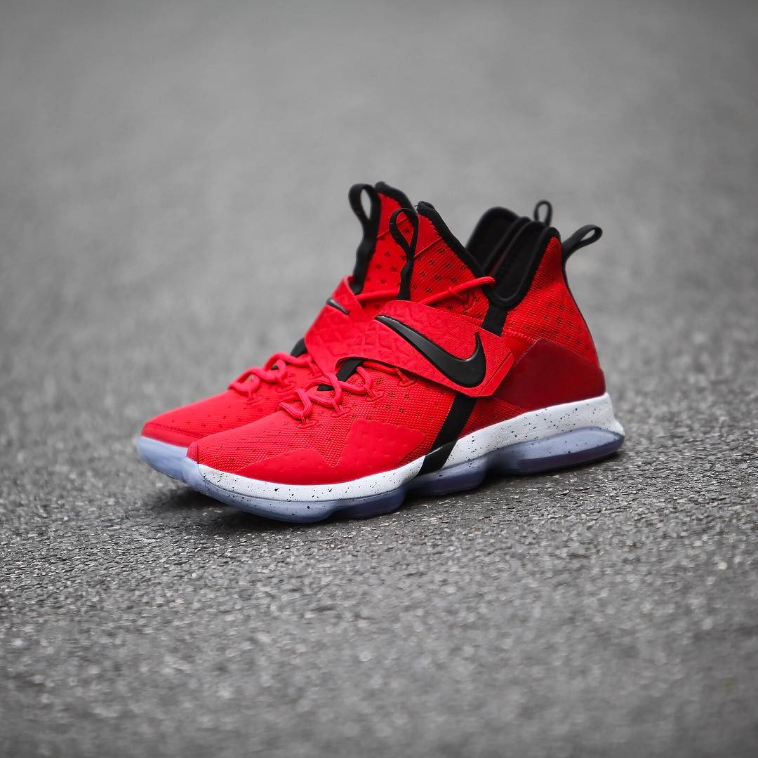 詹皇亲着版 LeBron 14 红黑配色即将发售 球鞋
