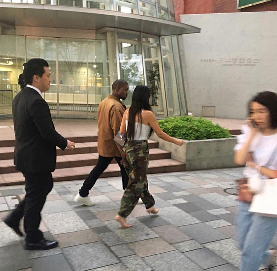 Kanye West,Kim Kardashian  侃爷和金卡戴珊亮相日本东京街头，进入路人模式