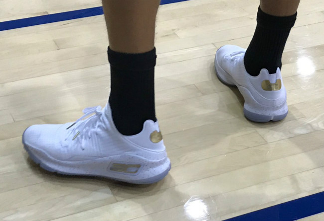 Under Armour,Curry 4 Low  全编织鞋面！库里上脚 Under Armour Curry 4 Low 白金配色！