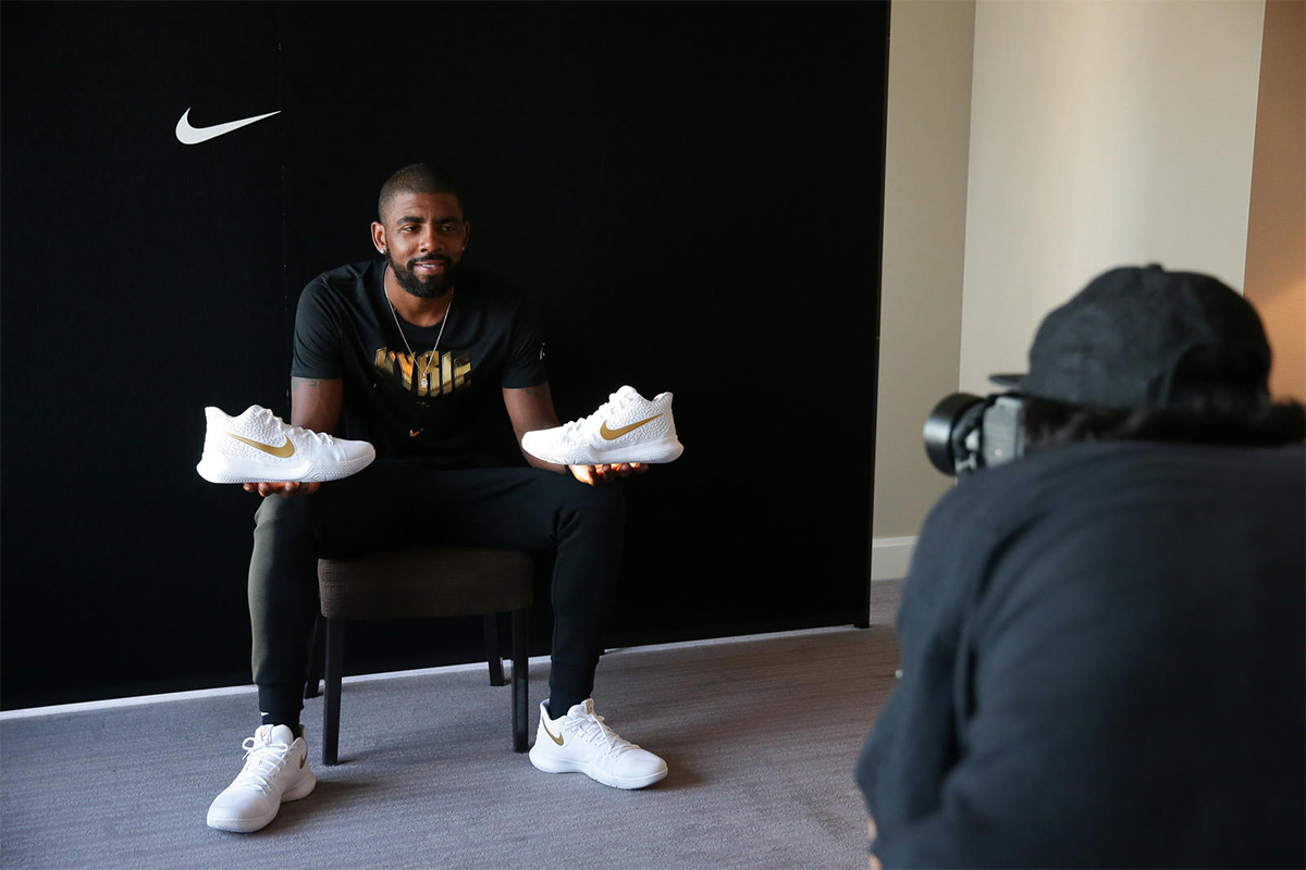 Kyrie 3 欧文正式开启亚洲之行,但却同时传出了他申请转会的消息! Kyrie 3 欧文正式开启亚洲之行,但却同时传出了他申请转会的消息!