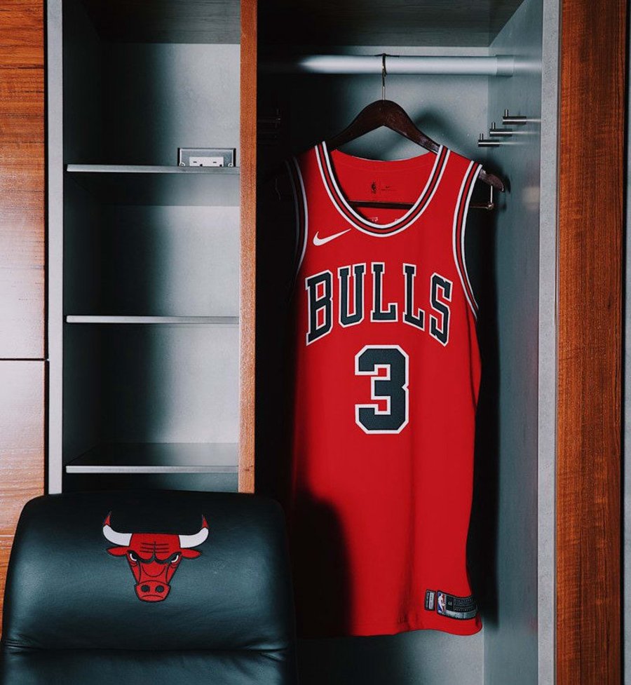 Nike,Jordan,Bulls  飞人铜像披红黑战袍！公牛队新赛季球衣诚意满满