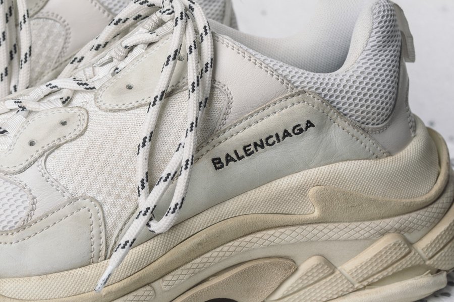 Balenciaga,Triple S  恐怕又是一双街头爆款！这双鞋的定价比侃爷还 “奢侈”！