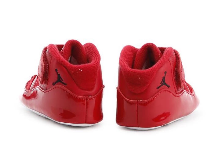 每年年底都会发售的新款 Air Jordan 11 对球鞋爱好者来说已经成为了盛大的节日,今年早早就曝出的 Air Jordan 11 “UNC” 和 “Gym Red” 自然也吸引了非常多的关注度。 近日这两款配色的婴童版本率先进行发售,配色在原有的基础上没有改变,但小巧玲珑的可爱感觉相信一定勾起了不少人的少女心,就算没有孩子也想买来一双作为装饰! 目前婴童版已在海外指定网站发售,成人款的发售仍要等到年底,其中 Air Jordan 11 &ld