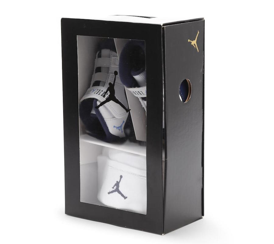 每年年底都会发售的新款 Air Jordan 11 对球鞋爱好者来说已经成为了盛大的节日,今年早早就曝出的 Air Jordan 11 “UNC” 和 “Gym Red” 自然也吸引了非常多的关注度。 近日这两款配色的婴童版本率先进行发售,配色在原有的基础上没有改变,但小巧玲珑的可爱感觉相信一定勾起了不少人的少女心,就算没有孩子也想买来一双作为装饰! 目前婴童版已在海外指定网站发售,成人款的发售仍要等到年底,其中 Air Jordan 11 &ld