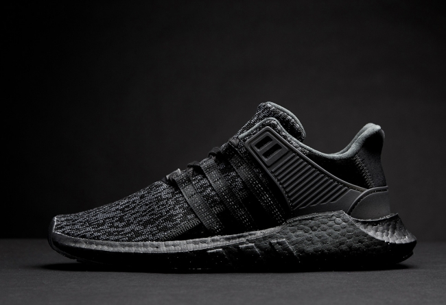 除了黑 KAWS 和灰 Yeezy,下周的新鞋发售还有更多隐藏的惊喜!