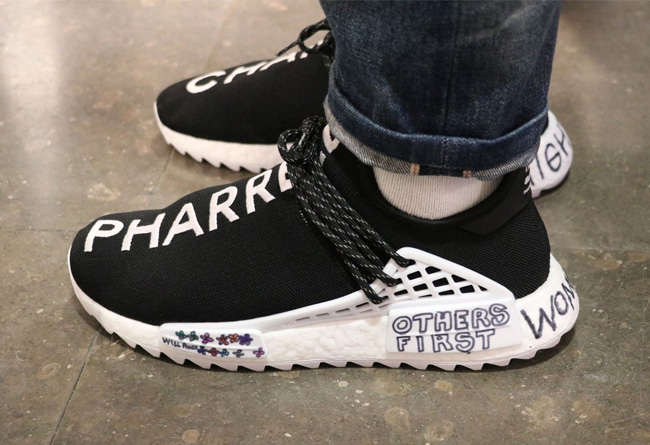 adidas,Chanel,Pharrell  随意涂画 7 万元球鞋！菲董上脚 Chanel x Pharrell x adidas!