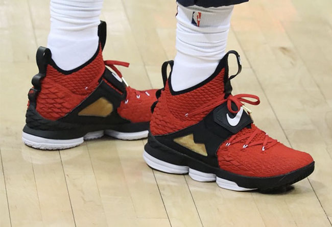 Nike,LeBron 15,Alternate Diamo  詹姆斯上脚全新合体战靴，向两栖巨星致敬