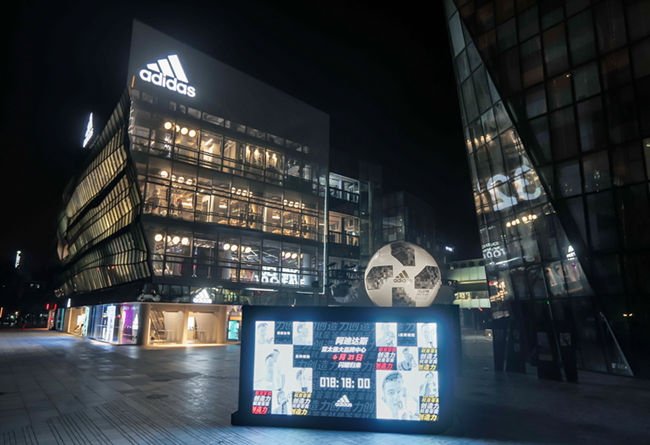 adidas  亚洲最大 adidas 旗舰店重装降临！神秘巨星引来千人围观！