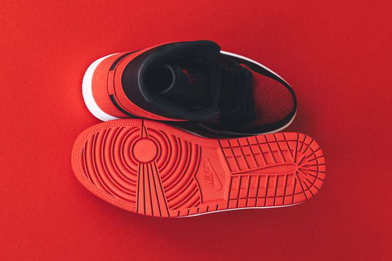 Air Jordan 1 mid,AJ1,发售,554724  酷似元年黑红配色！8 孔 Air Jordan 1 成近期最抢手鞋款