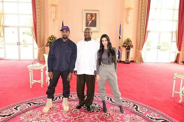 Kanye,adidas,Yeezy,UA,Forge96  除了给总统送 “椰子”！Kanye 今天竟然上脚了 UA 最新老爹鞋？！