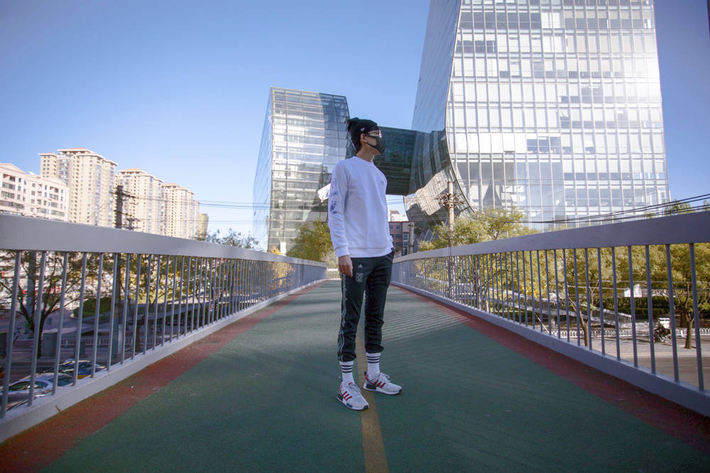 adidas,三叶草,发售  潮流年年变，但他们最爱的还是这一件！鹿晗和杨幂也穿上了！