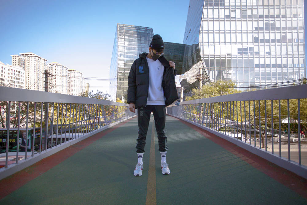 adidas,三叶草,发售  潮流年年变，但他们最爱的还是这一件！鹿晗和杨幂也穿上了！