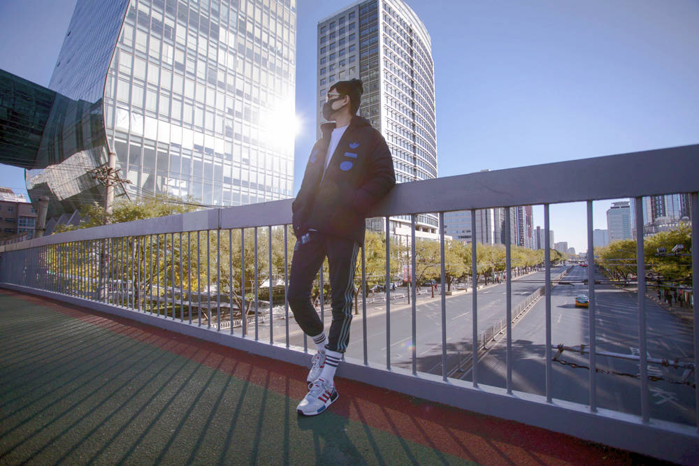 adidas,三叶草,发售  潮流年年变，但他们最爱的还是这一件！鹿晗和杨幂也穿上了！
