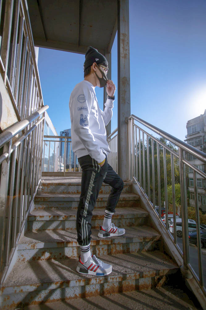 adidas,三叶草,发售  潮流年年变，但他们最爱的还是这一件！鹿晗和杨幂也穿上了！