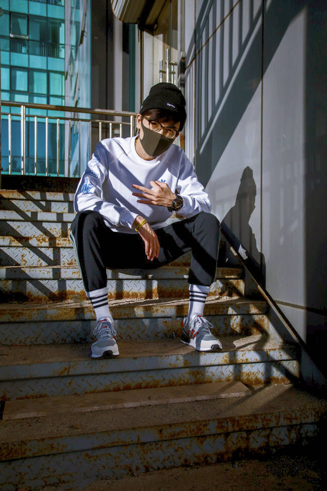 adidas,三叶草,发售  潮流年年变，但他们最爱的还是这一件！鹿晗和杨幂也穿上了！