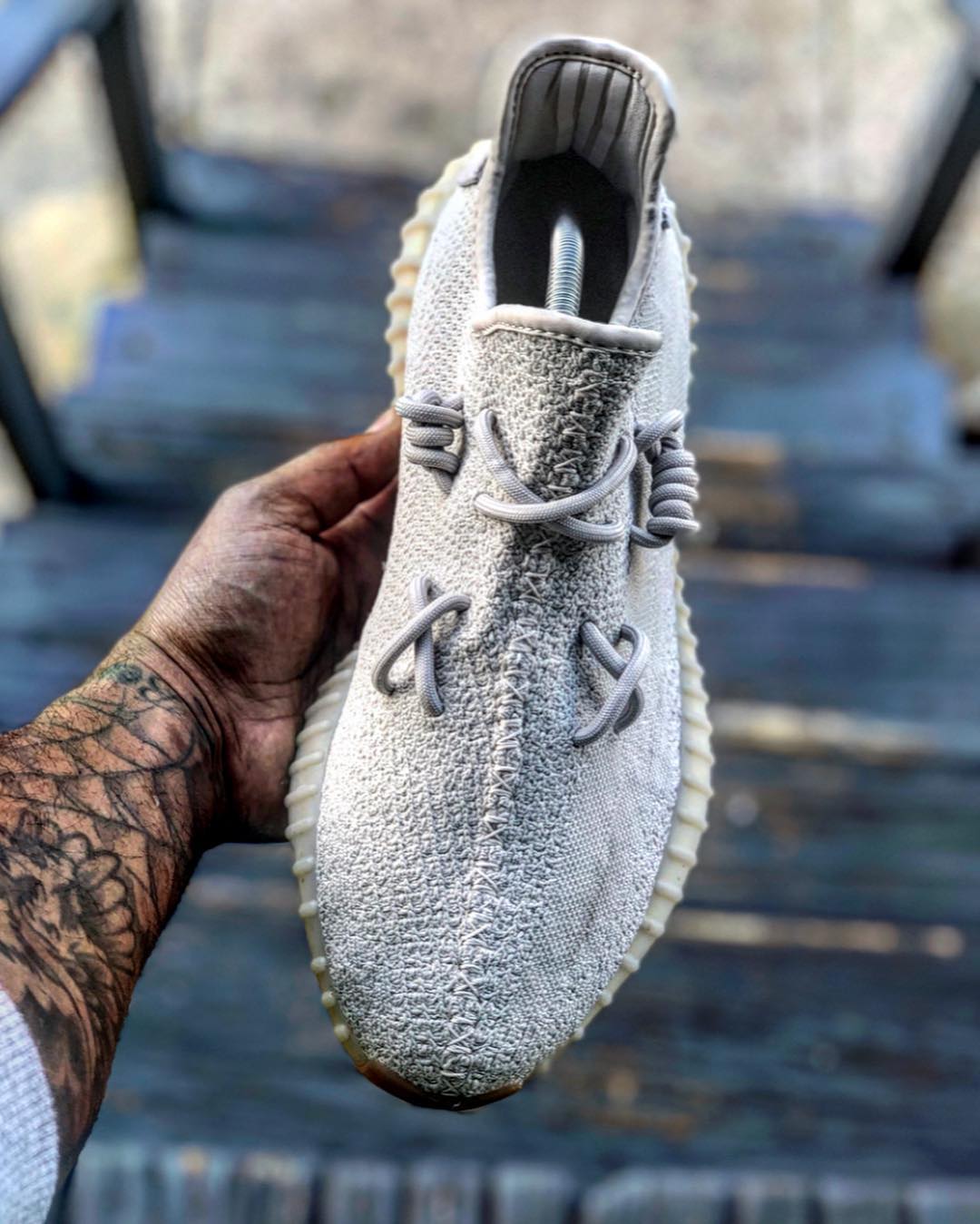 Yeezy 最近爆火的 KAWS 鞋带怎么系?今天教你两分钟搞定!