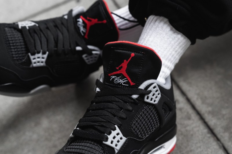 aj4 black cat on feet