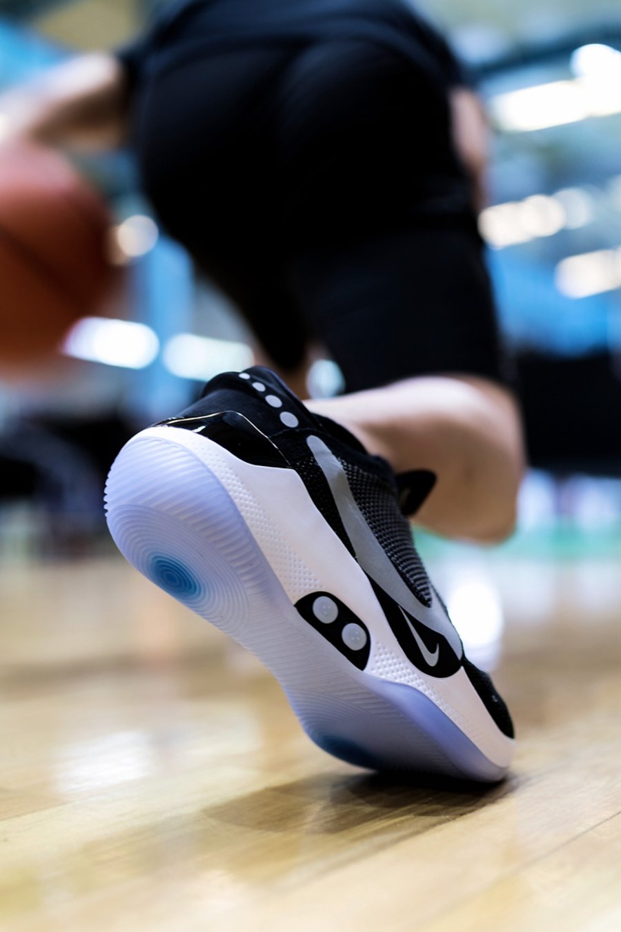Nike,Adapt BB,自动系带  送你一双三千块的「最强智能球鞋」！怎么玩看这一篇就够了！