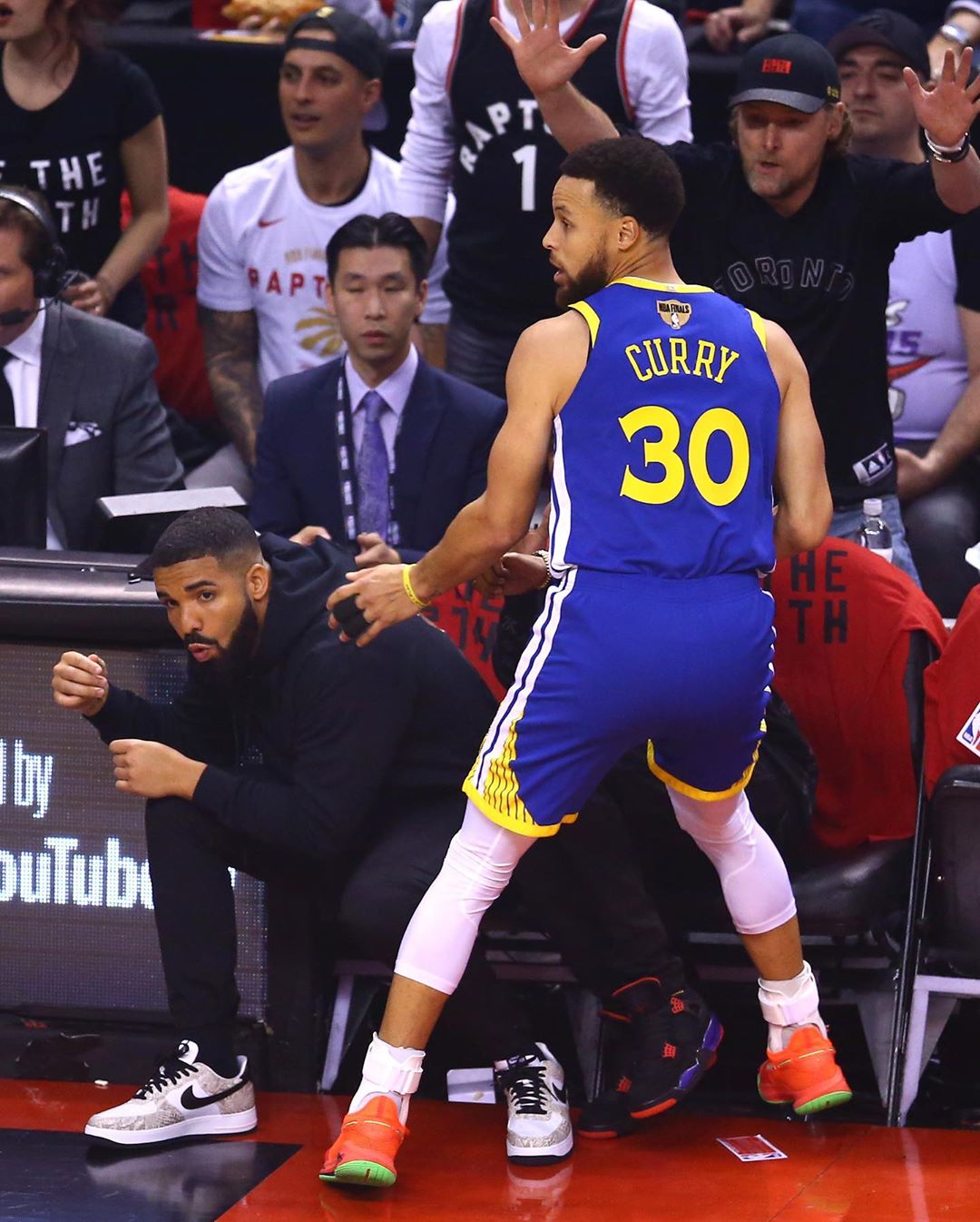 今早,NBA,季后赛,总决赛,第二,场,正式,开打,。,  Drake 暗讽杜兰特？NBA 季后赛上脚欣赏！
